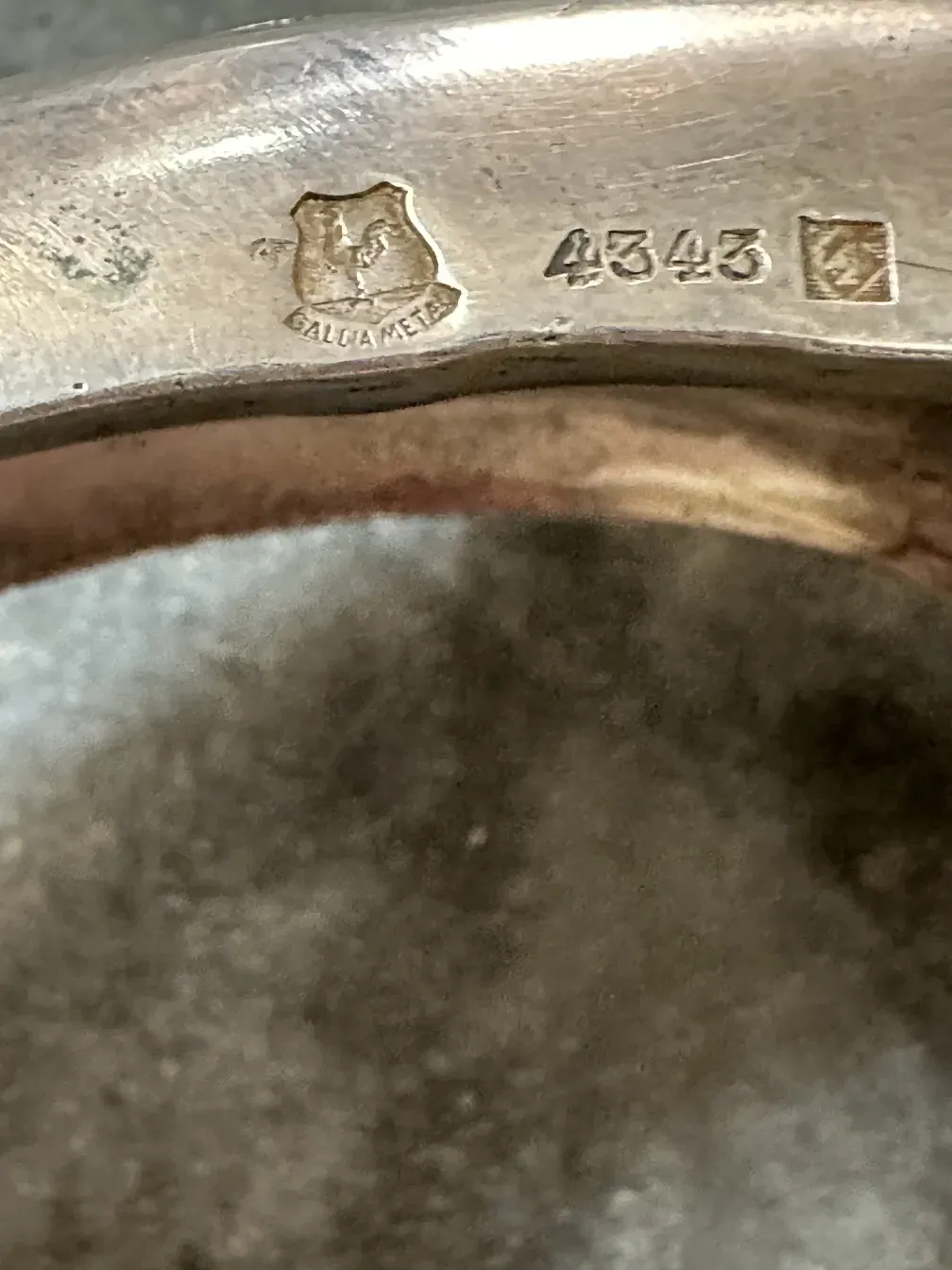 centro de mesa antigo com detalhes gallia em fundo neutro