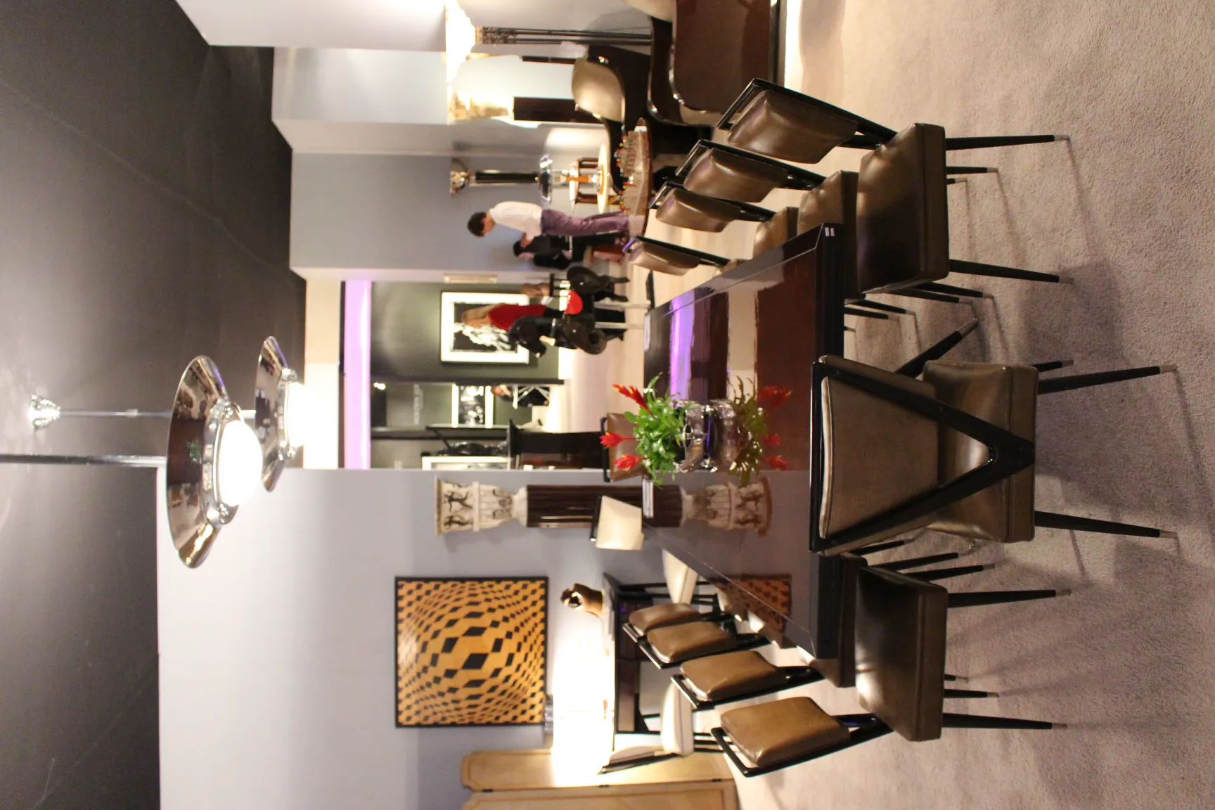 centro de mesa antigo Gallia Metal -4343 decorado com flores vermelhas em um ambiente moderno