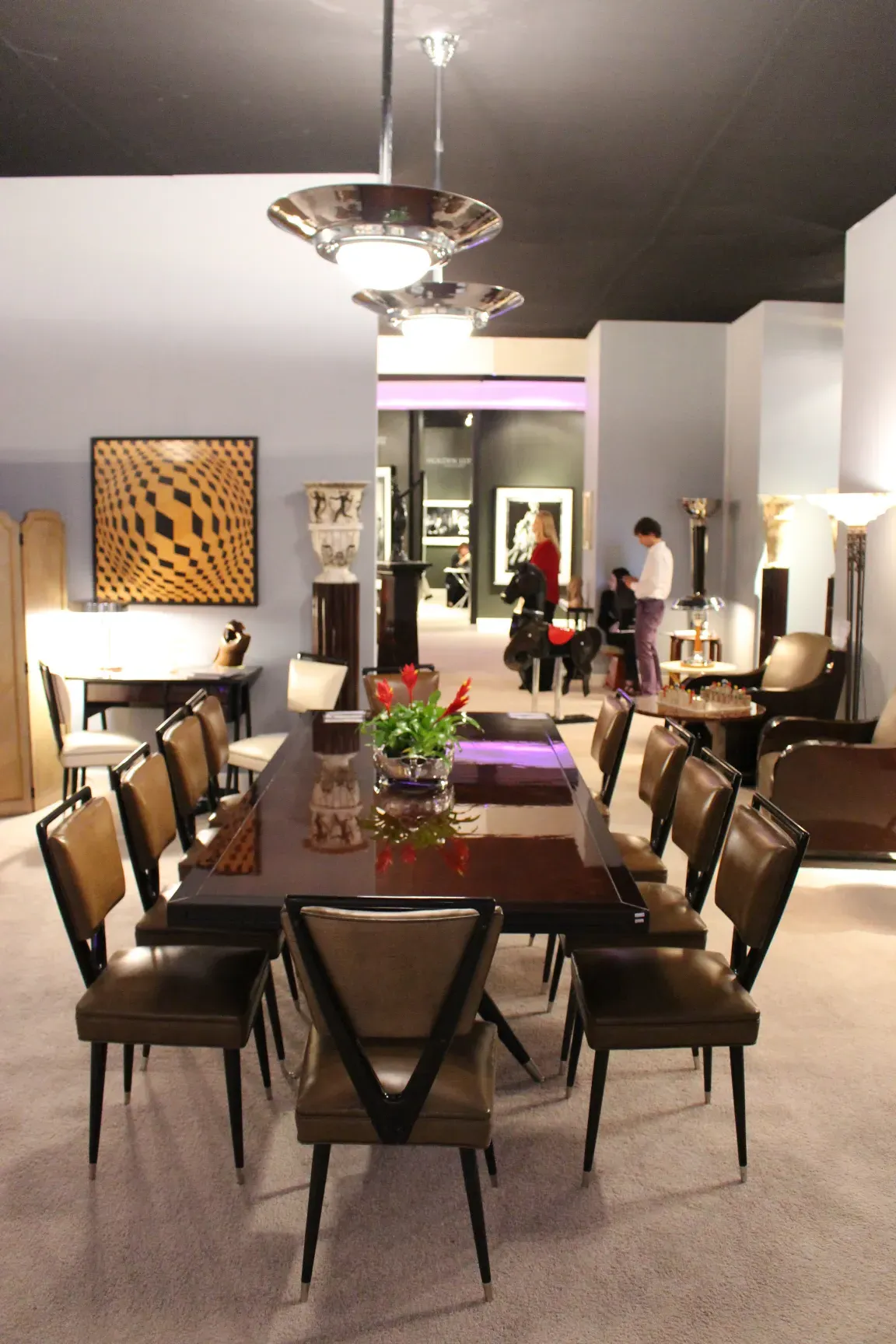 centrotavola antico Gallia con fiori rossi su un tavolo