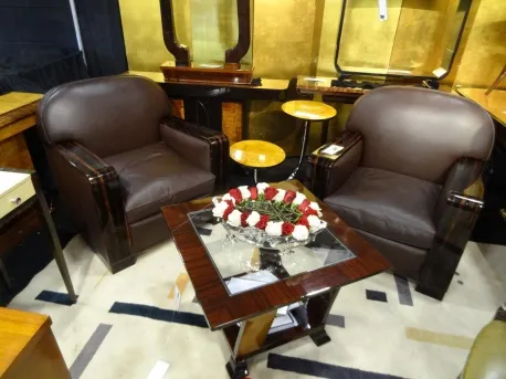 jardinera antigua con rosas en mesa con sillones