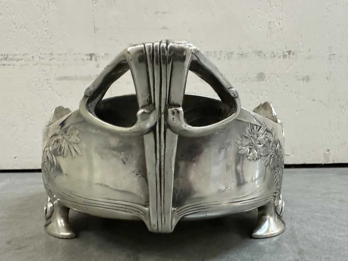 centrotavola antico con dettagli ornamentali e gambe, decorativo