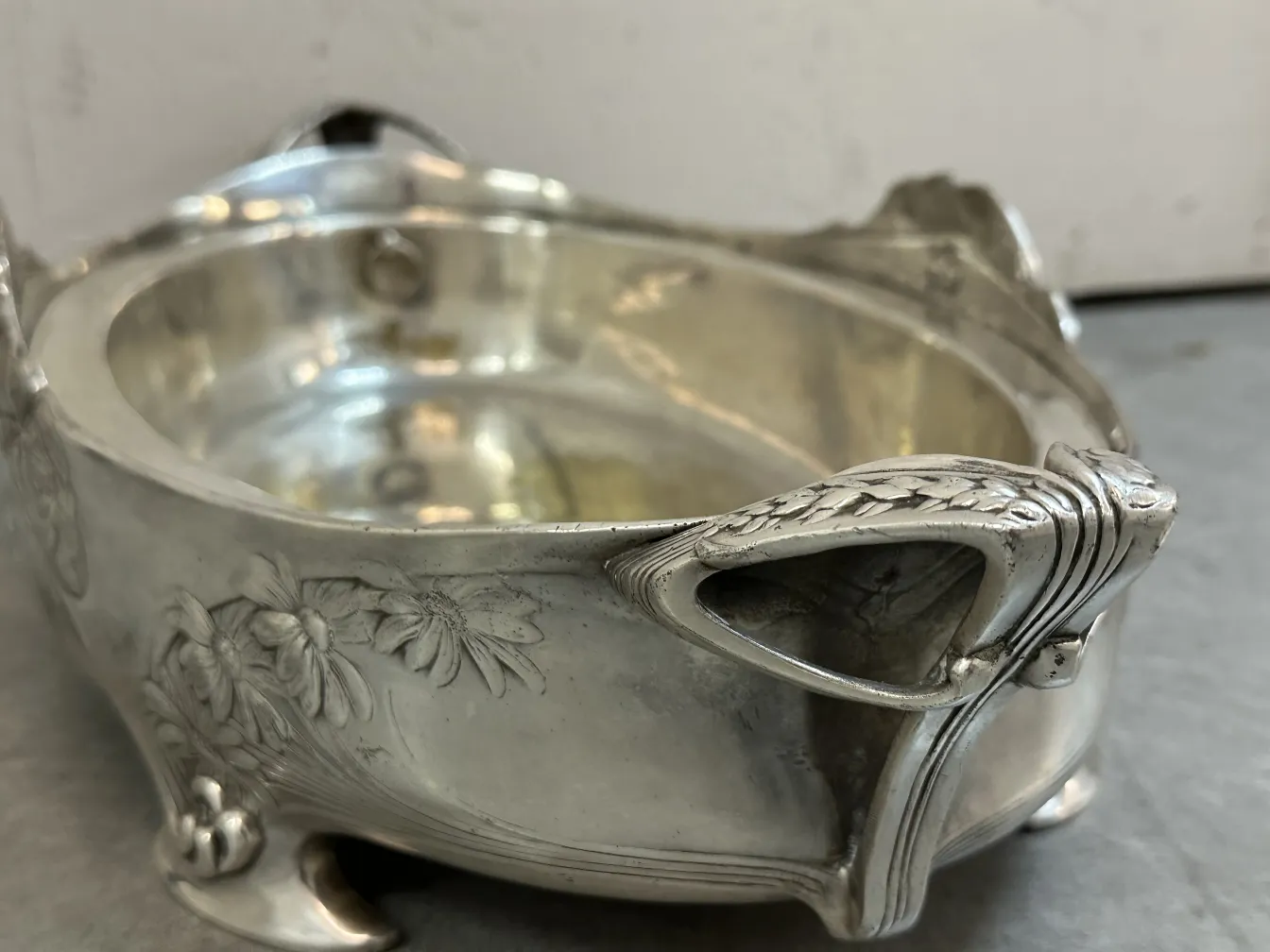 centro de mesa antigo com detalhes elegantes