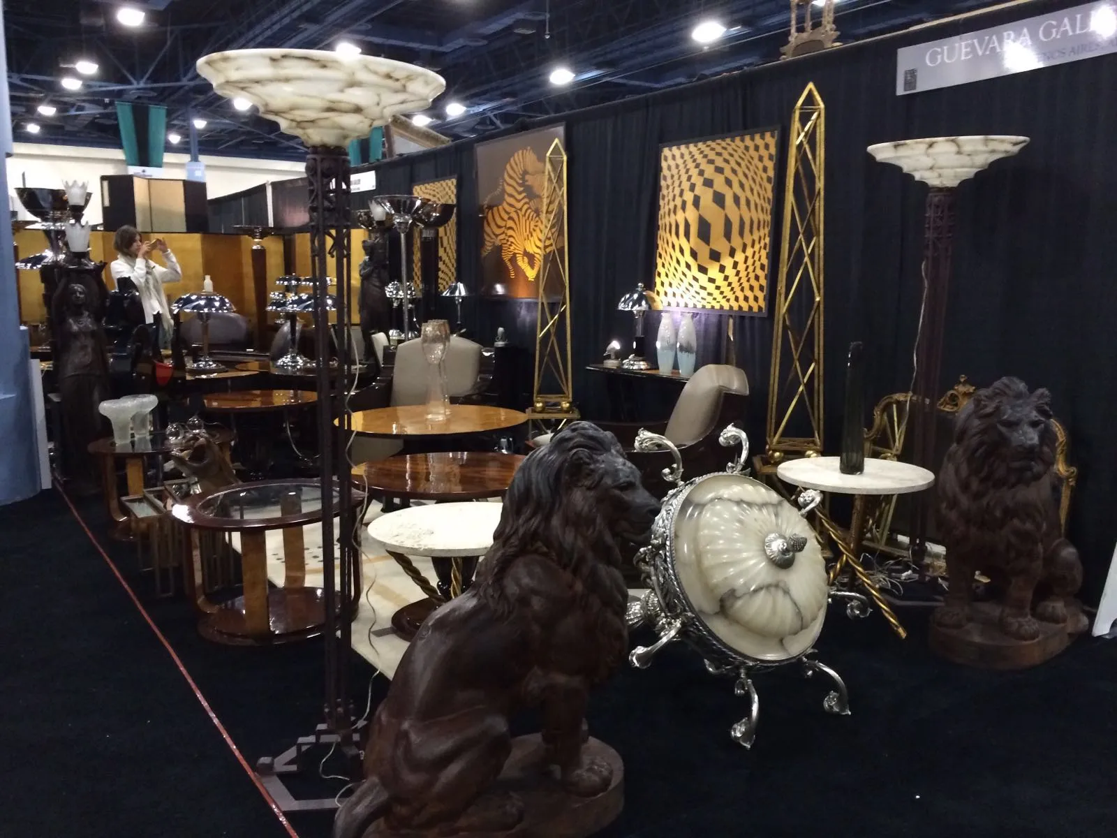 Scène ancienne avec marqueterie et diverses décorations.