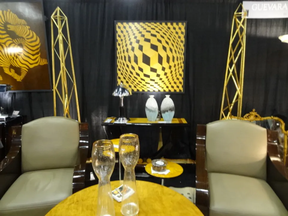 고대 나무 상감세공 테이블과 검은 배경의 장식용 꽃병.