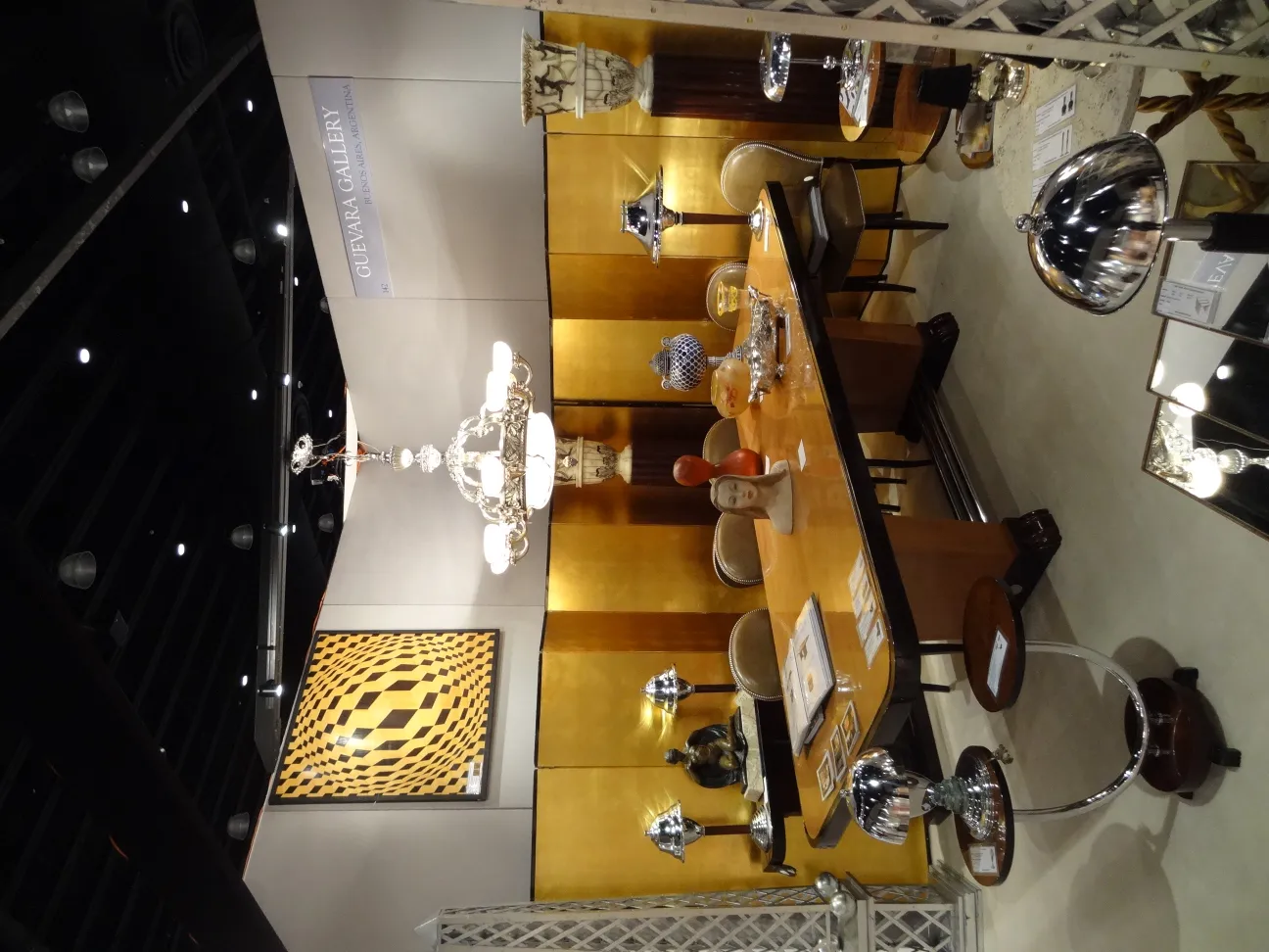 Antica tavola in intarsio con decorazione elegante, atmosfera classica