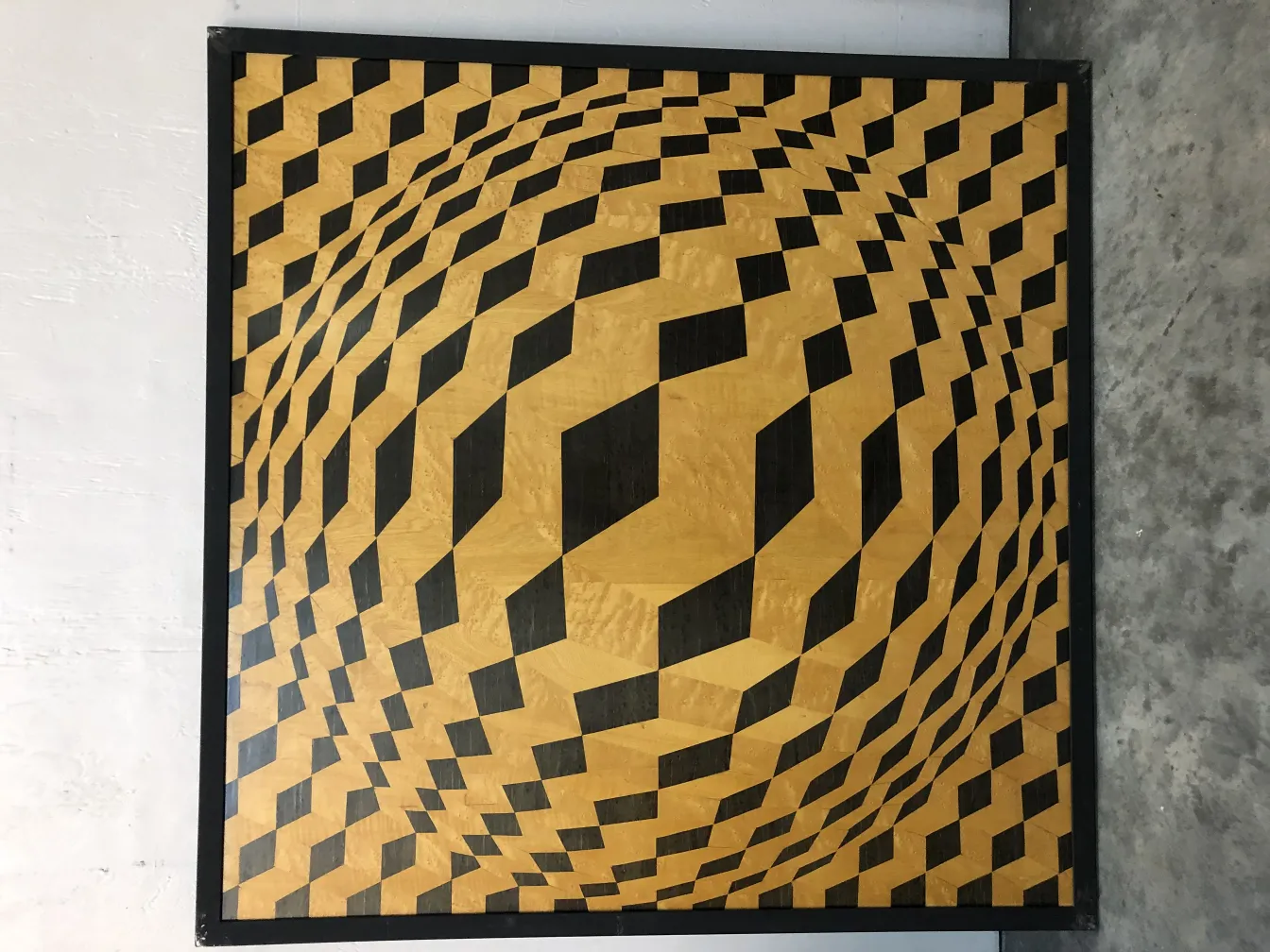 motif géométrique en marqueterie ancienne avec des couleurs contrastées