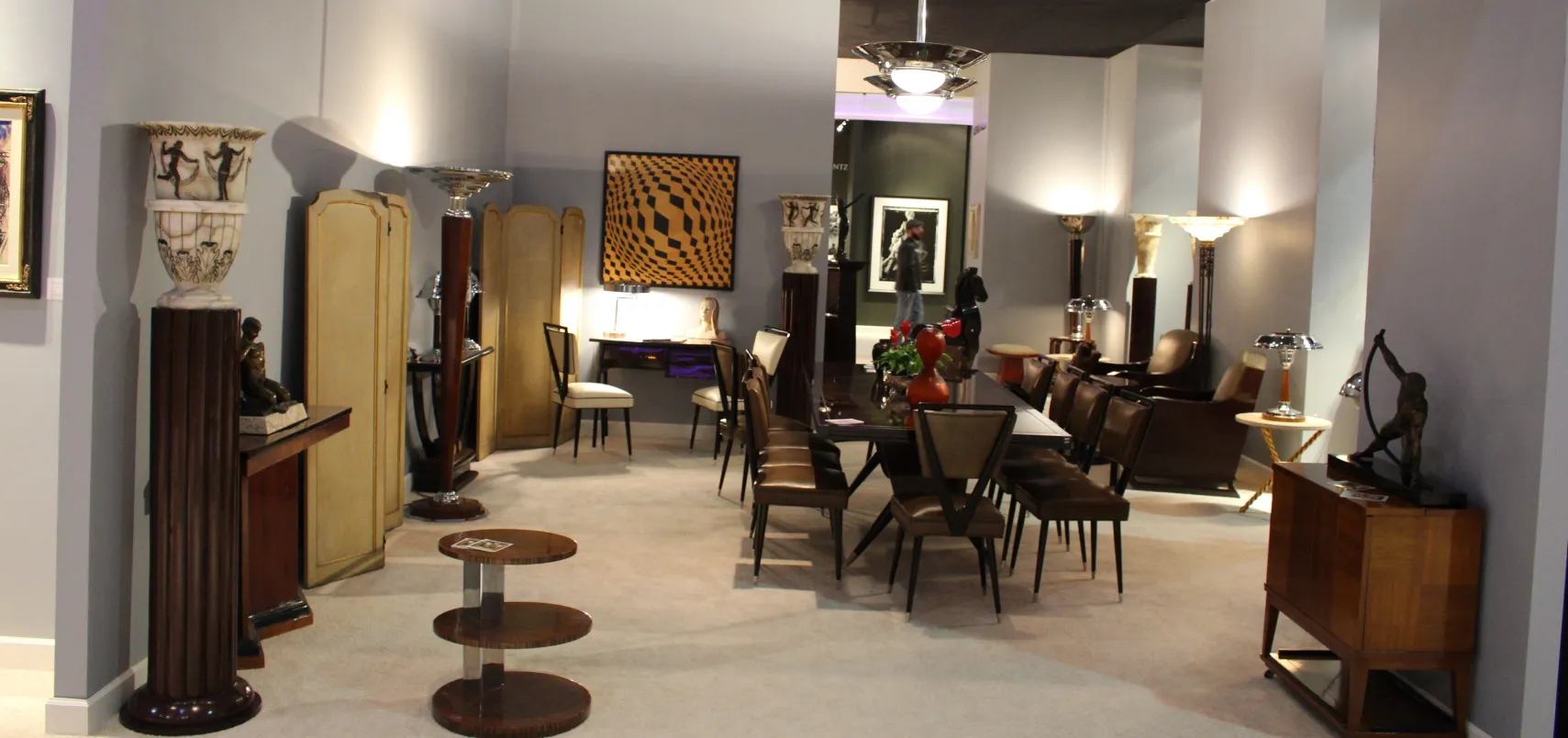 sala com peças de marchetaria antiga e decoração