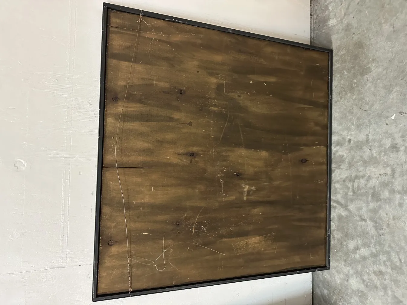 Antiga marchetaria decorativa com acabamento brilhante e detalhes sutis, fundo claro.