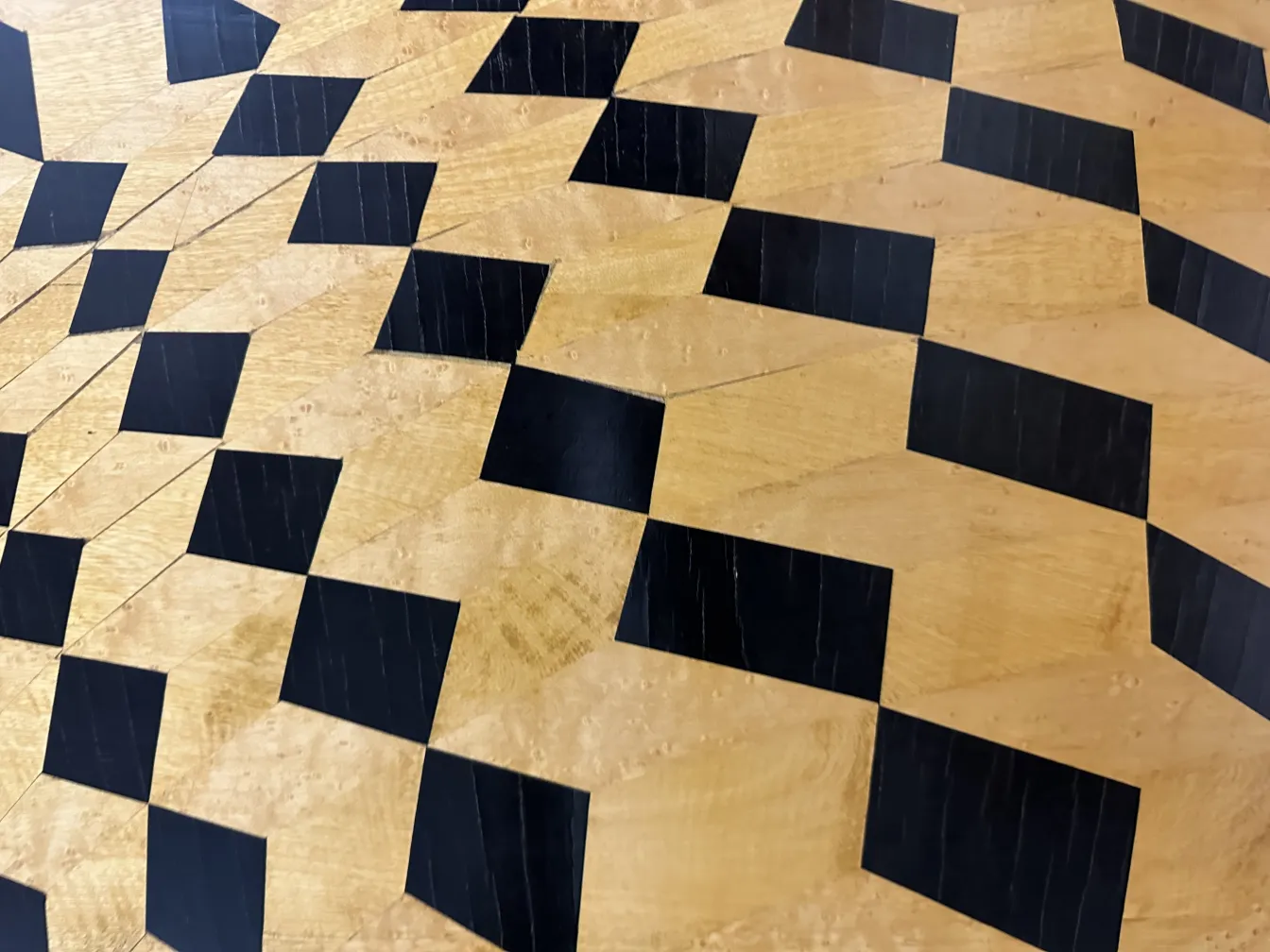 diseño geométrico en antiguo marquetería con tonos claros y oscuros