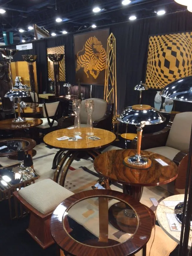 Tavolo intarsiato antico con design elegante