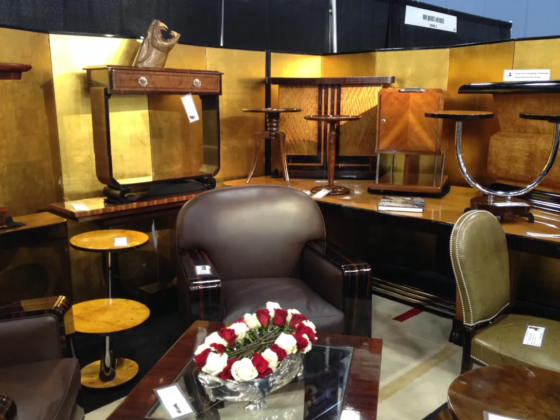 centrotavola antico Gallia Metal -4343 con rose rosse in un ambiente elegante