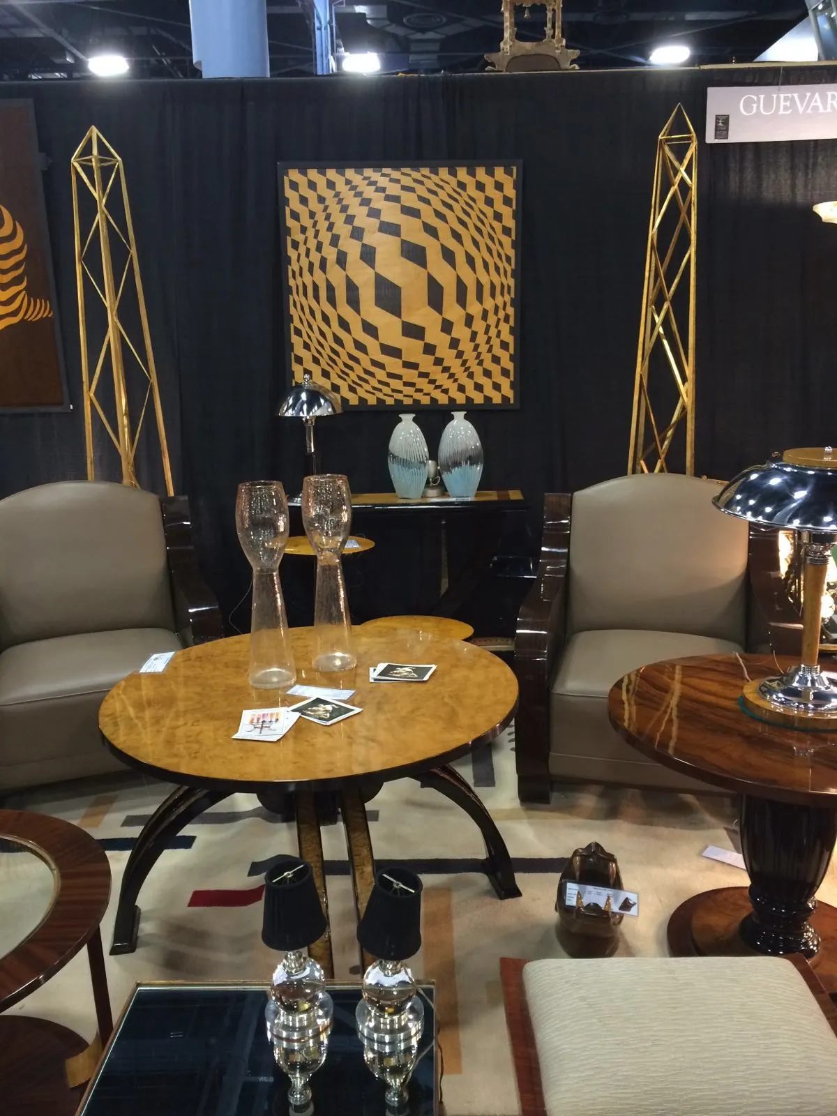 Mesa redonda de marquetería antigua con decoraciones detalladas