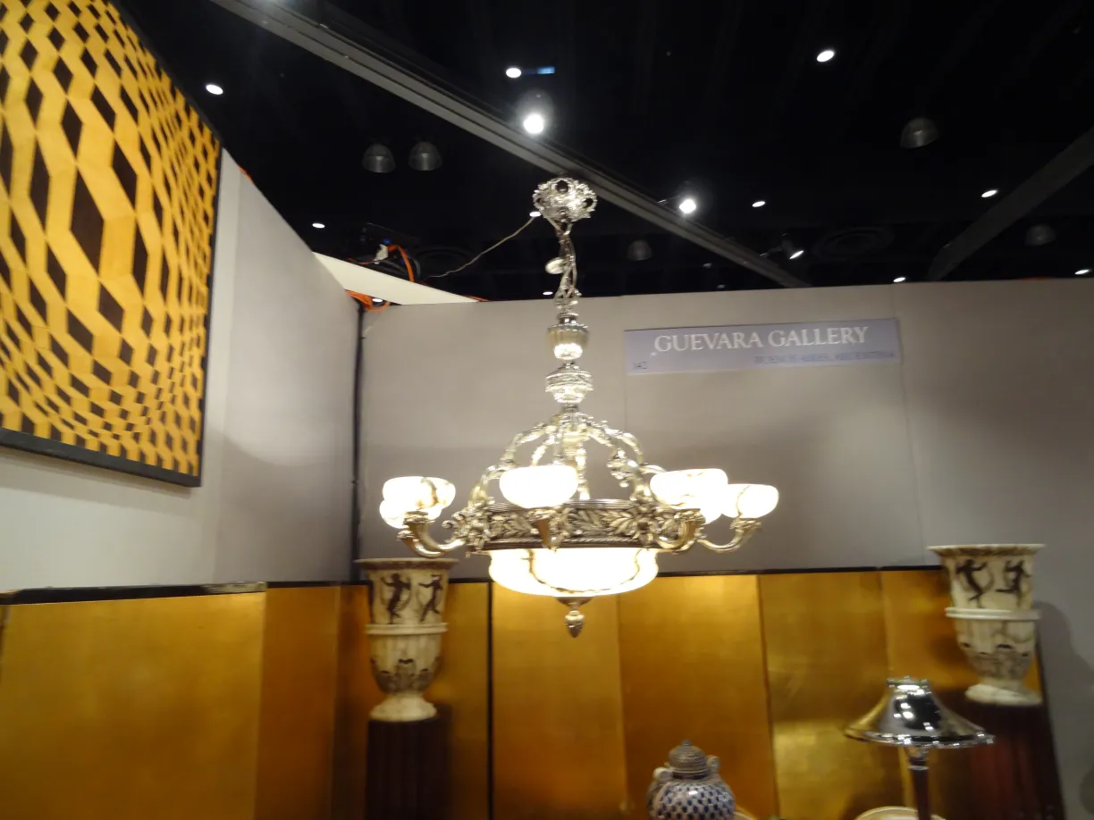 candelabro antigo elegante em um ambiente destacado