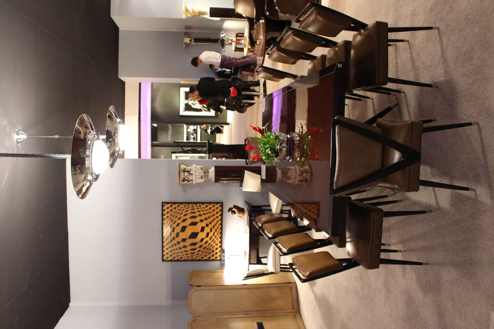 Mesa antigua con marquetería y decoración elegante, flores adornando el espacio