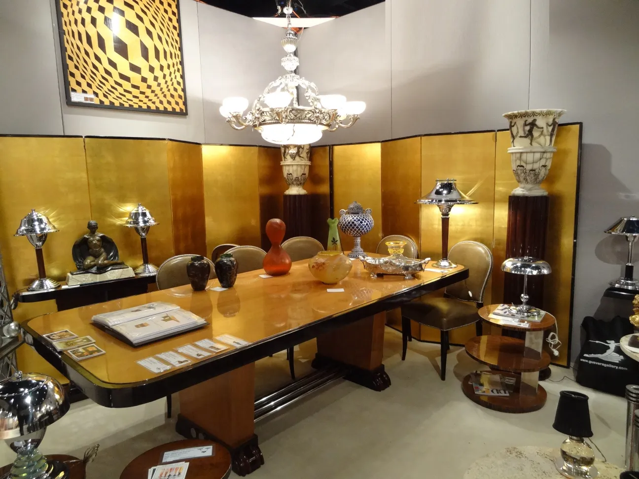 Antico intarsio con dettagli eleganti e decorativi.