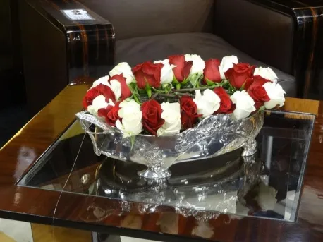 centre de table ancien avec des roses rouges et blanches