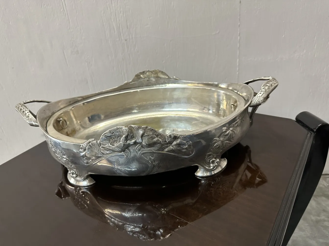 पुराने केंद्र की सजावट gallia जिसमें उभरे हुए विवरण और सजावटी हैंडल हैं