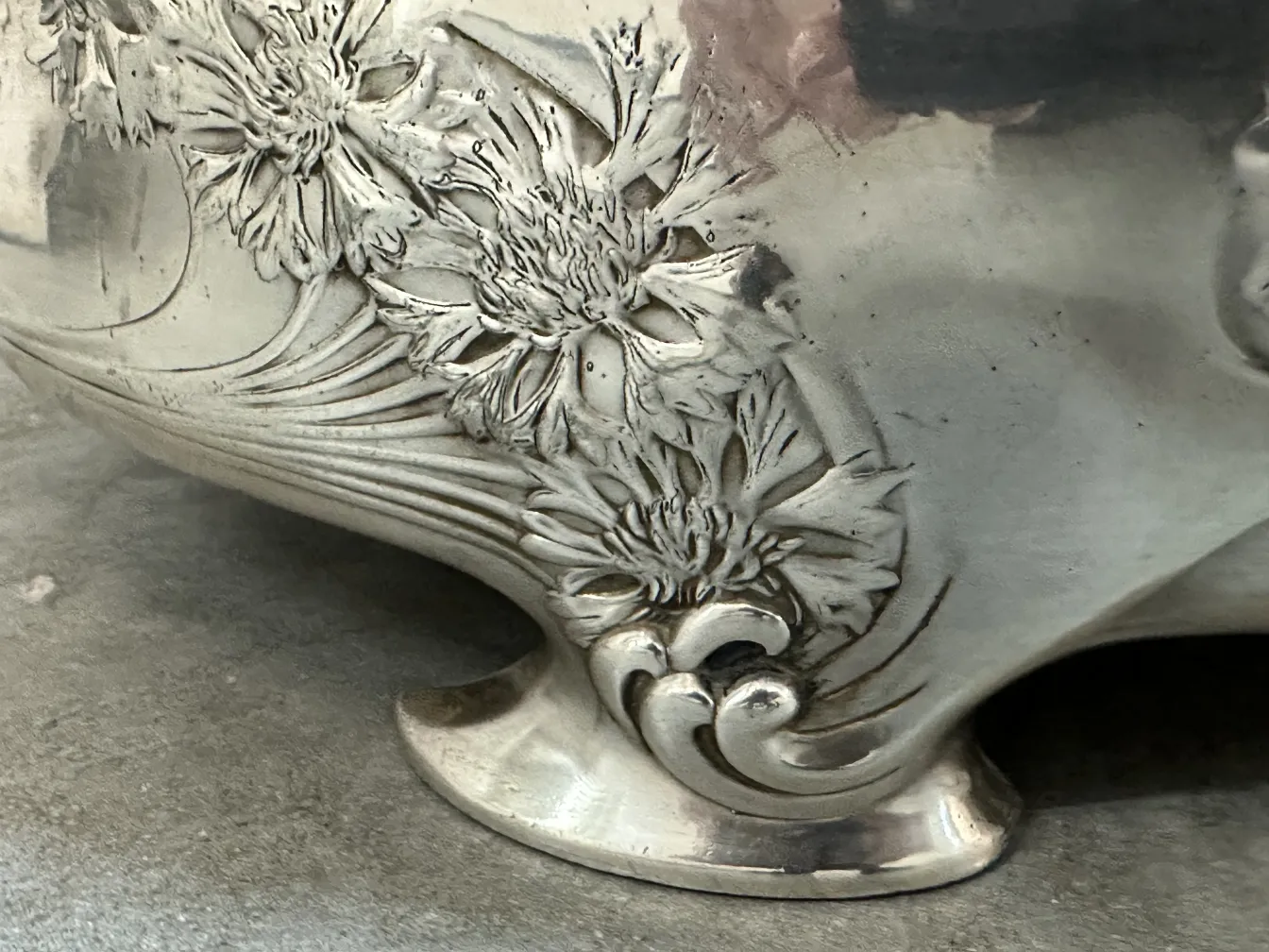 antiker blumentopf mit floralen verzierungen und eleganten details