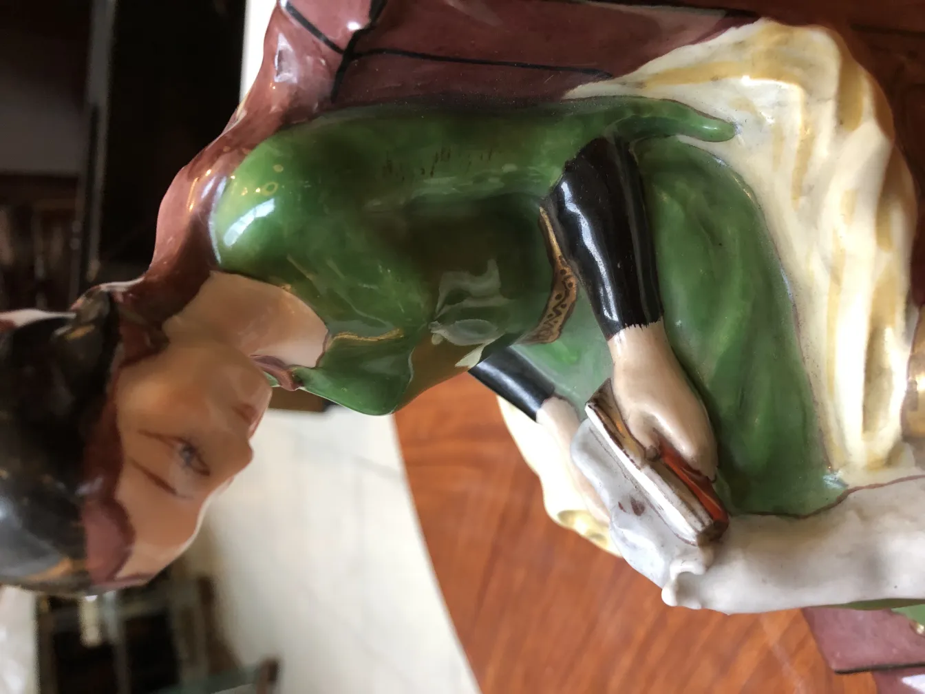 Aprieta libros con figura femenina en estilo Art Nouveau, sosteniendo un libro