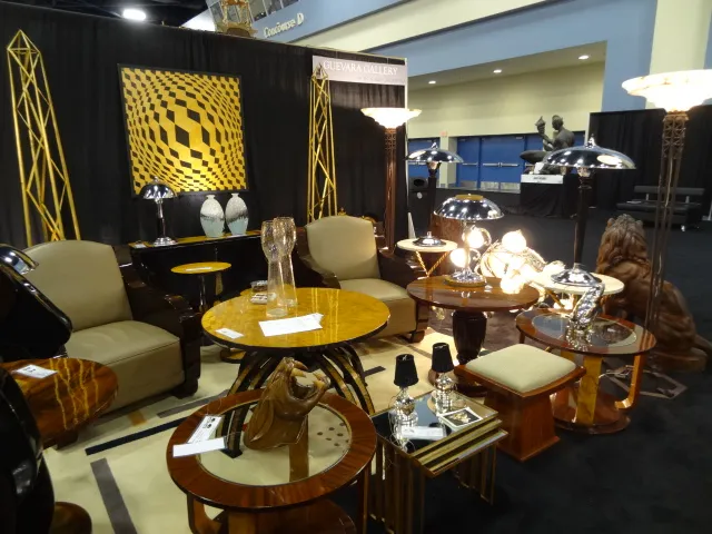 Tavolo con intarsio, lampade e decorazioni antiche in un ambiente elegante.