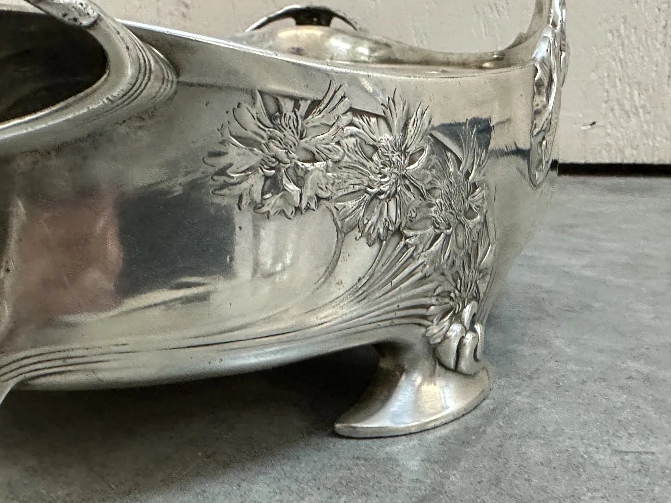 Centro de mesa antigo com gravações florais, design elegante, decoração de casa.