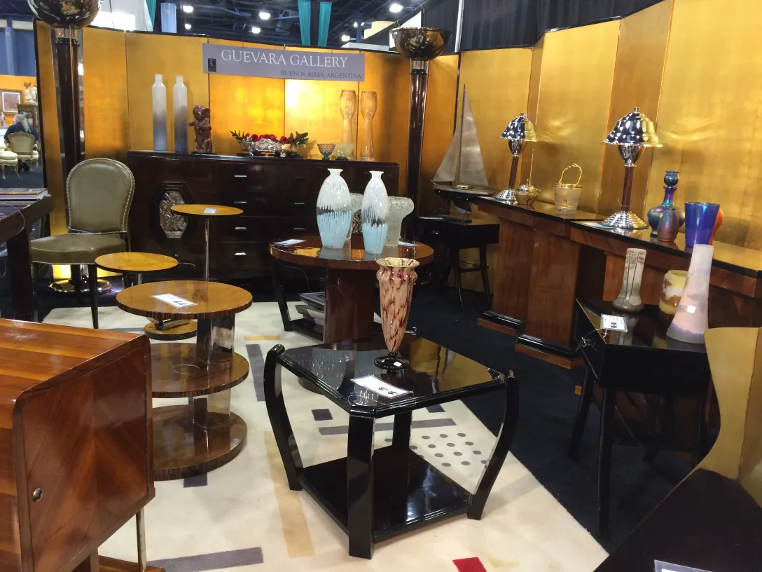 centrotavola antico gallia metal in un ambiente elegante con altri oggetti decorativi