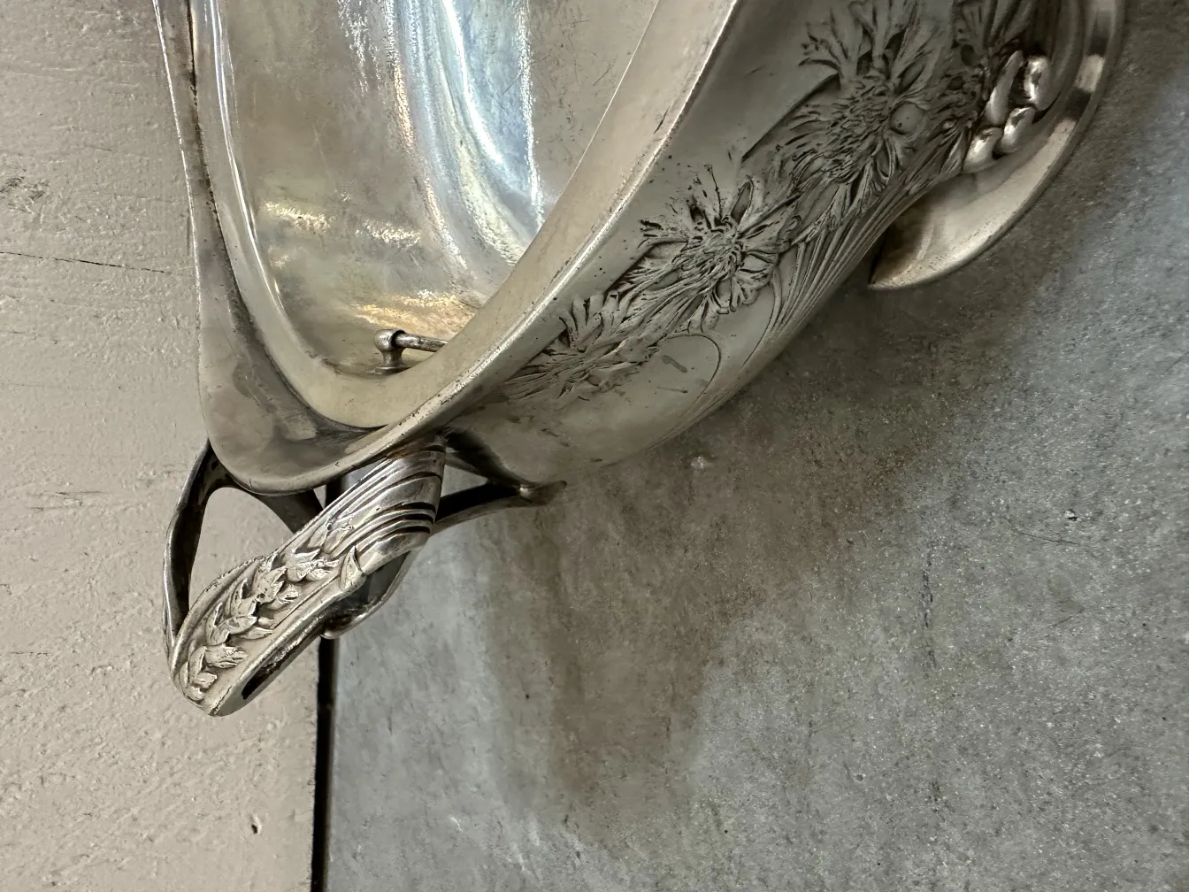 jardinera antigua decorativa con diseño floral, ambiente elegante