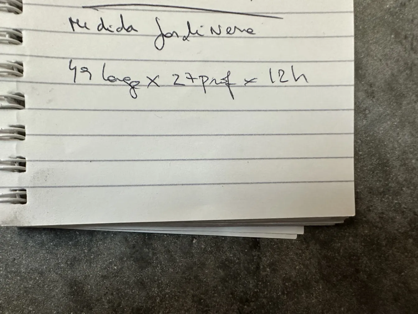 Centro de mesa antigo Gallia Metal com design clássico, decorado com flores, sobre fundo cinza.