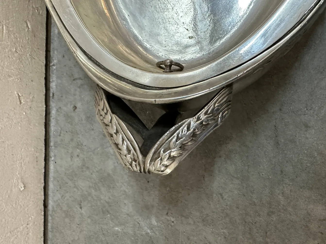 centro de mesa antigo de gallia com detalhes decorativos