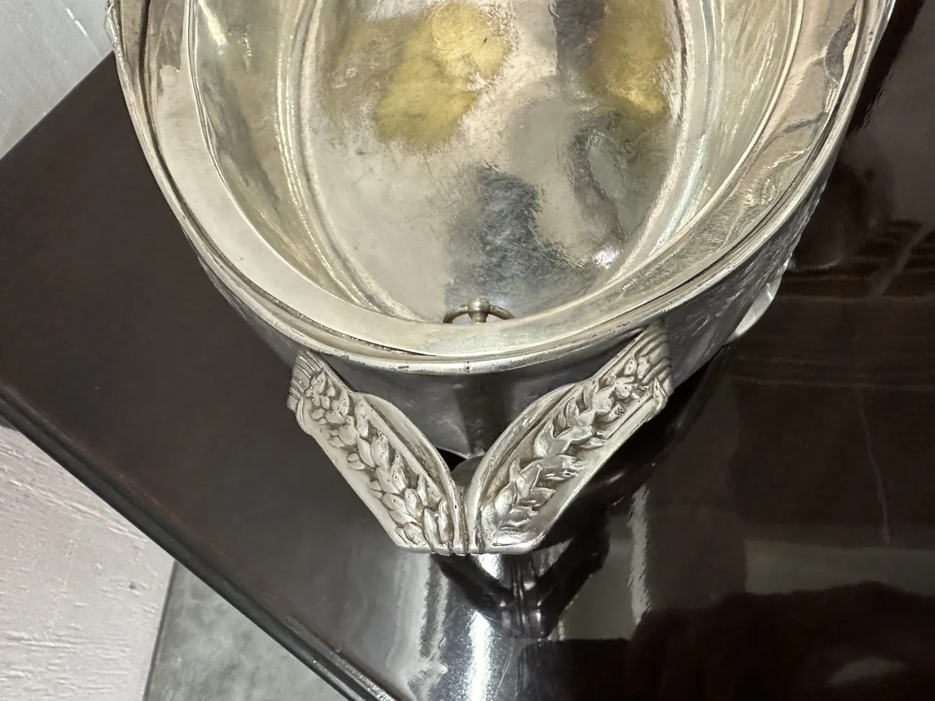 centro de mesa antigo da Gallia com detalhes decorativos, estilo elegante em um ambiente clássico.