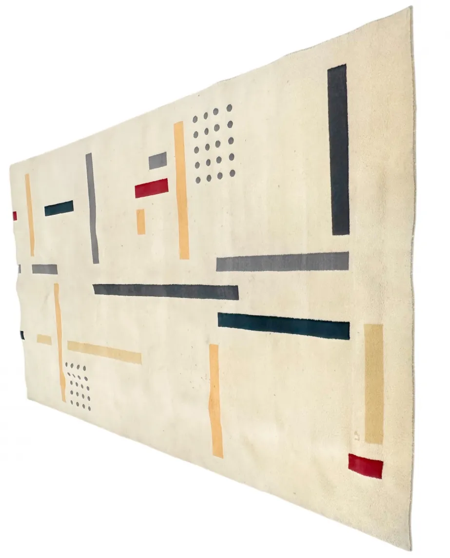 tapis ancien avec motifs géométriques aux couleurs douces