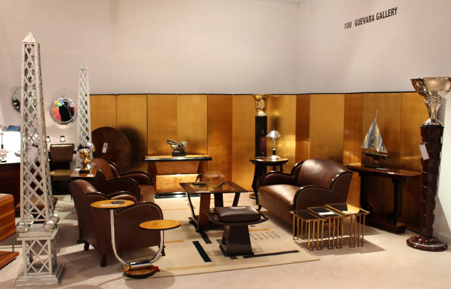 우아한 환경에 놓인 장식용 고대 양탄자