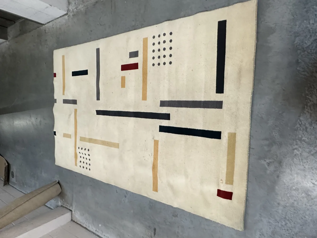 antiker Teppich mit hellem Hintergrund und geometrischen Mustern