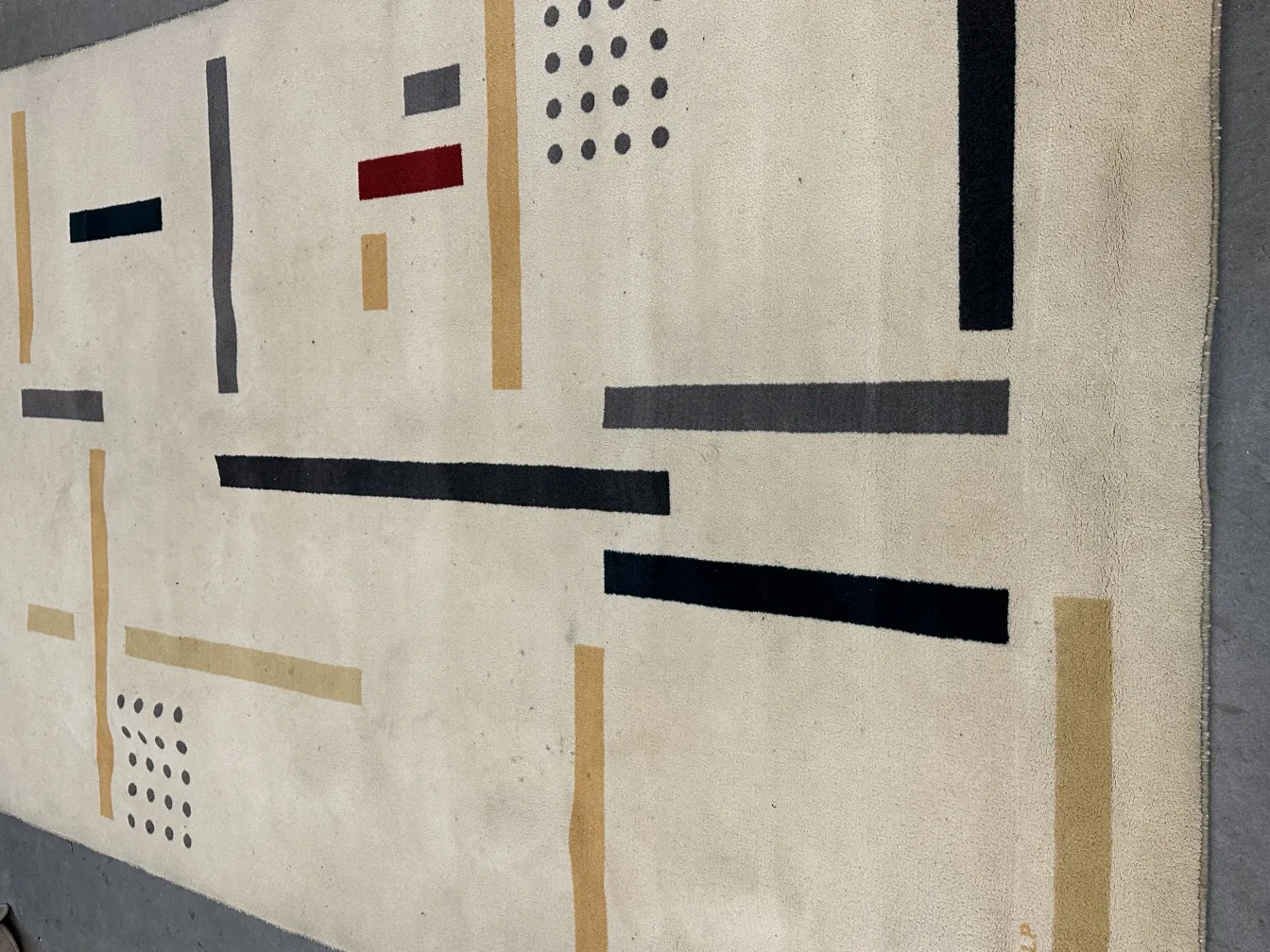 tappeto antico con design geometrico in tonalità chiare