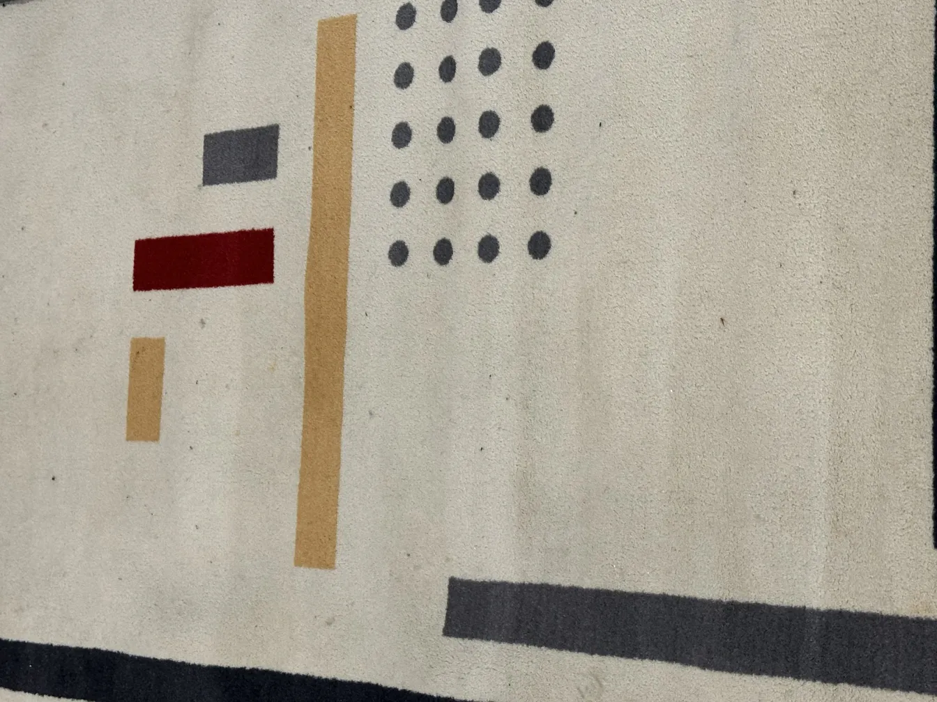 tappeto antico con forme geometriche in colori neutri