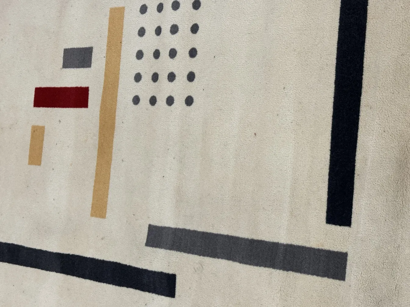 alfombra antigua con diseño decorativo en tonos neutros