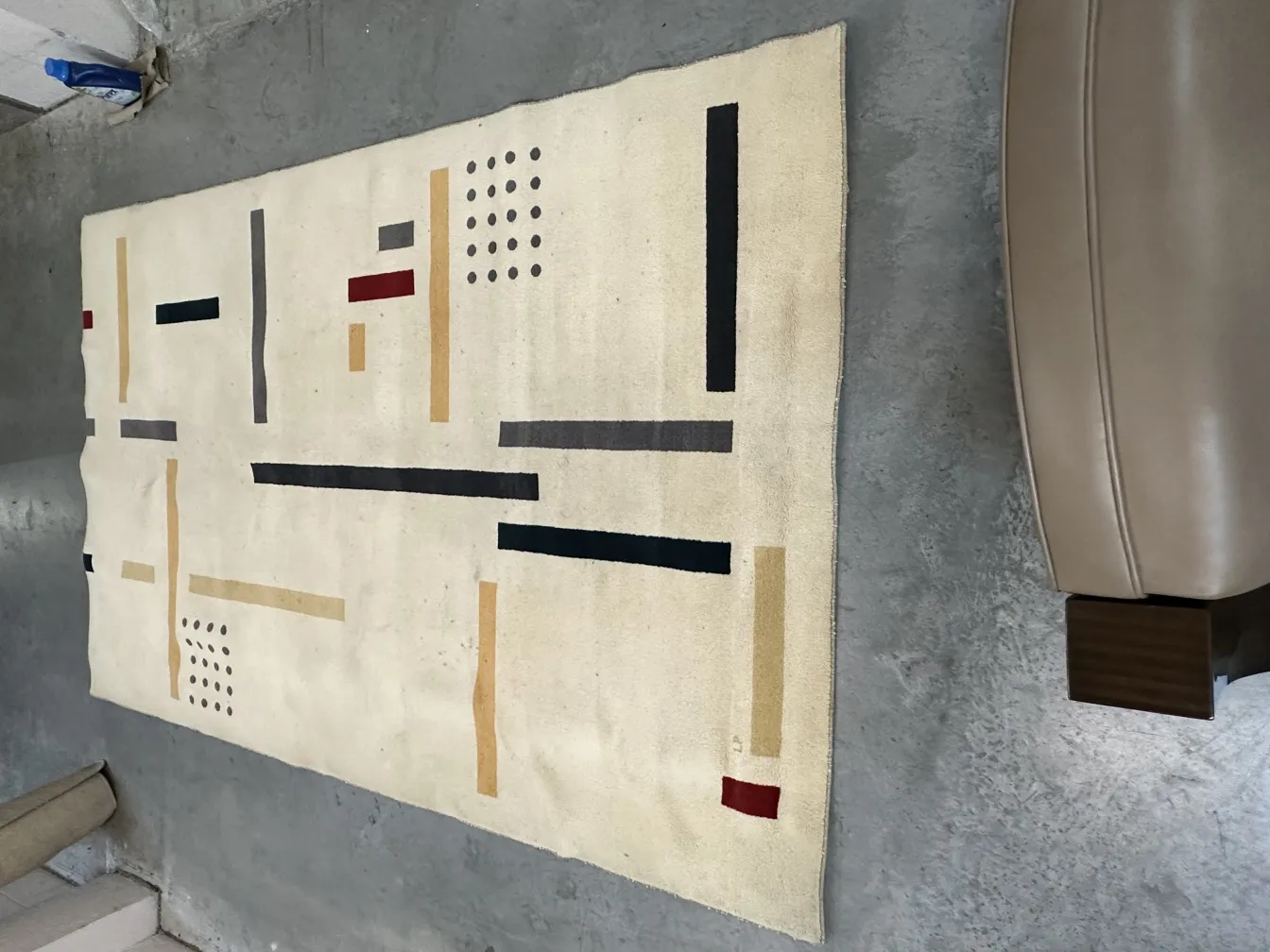 antiker Teppich mit bunten geometrischen Formen auf hellem Hintergrund