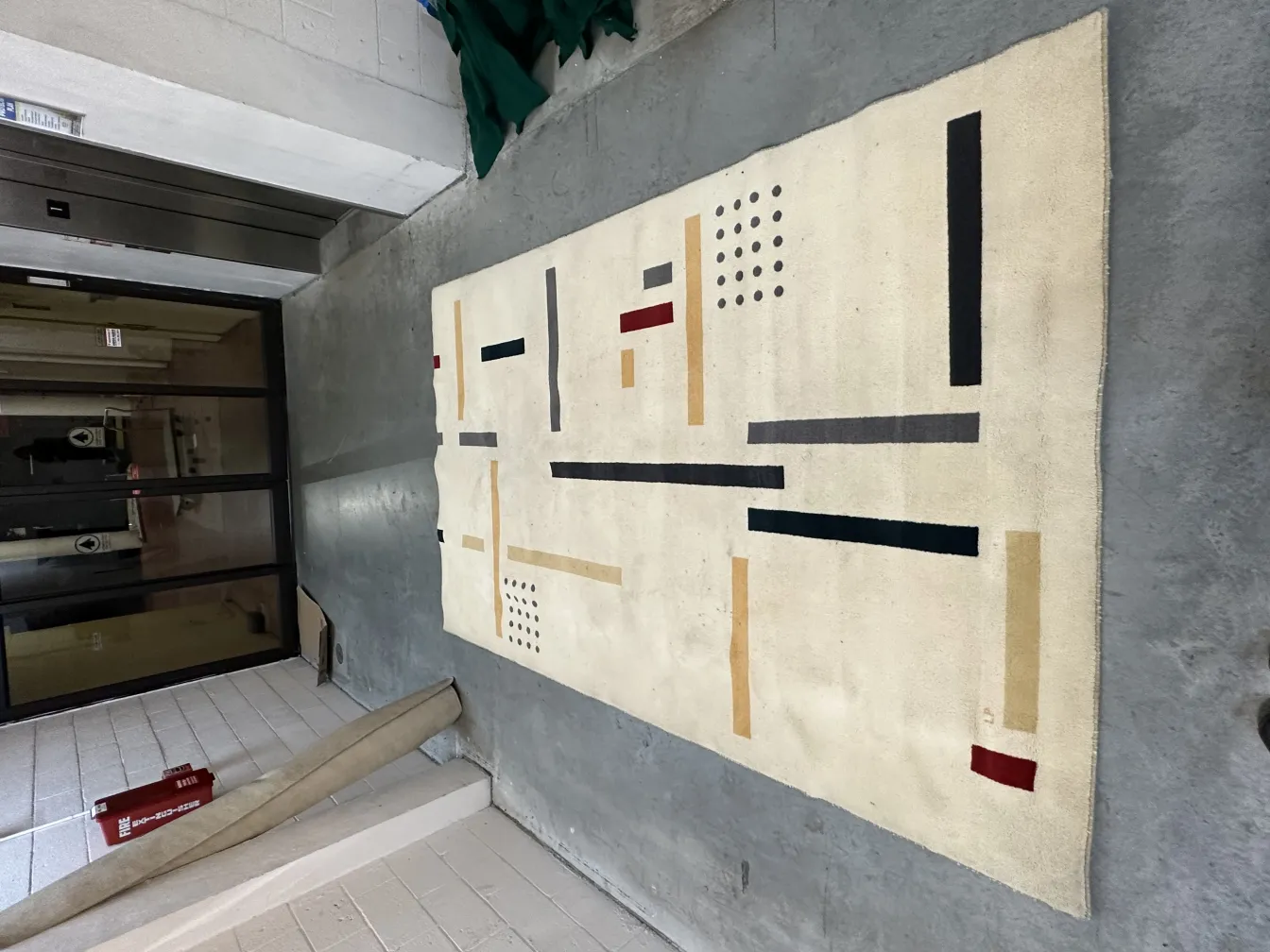 Tappeto antico con motivi geometrici in un ambiente moderno.