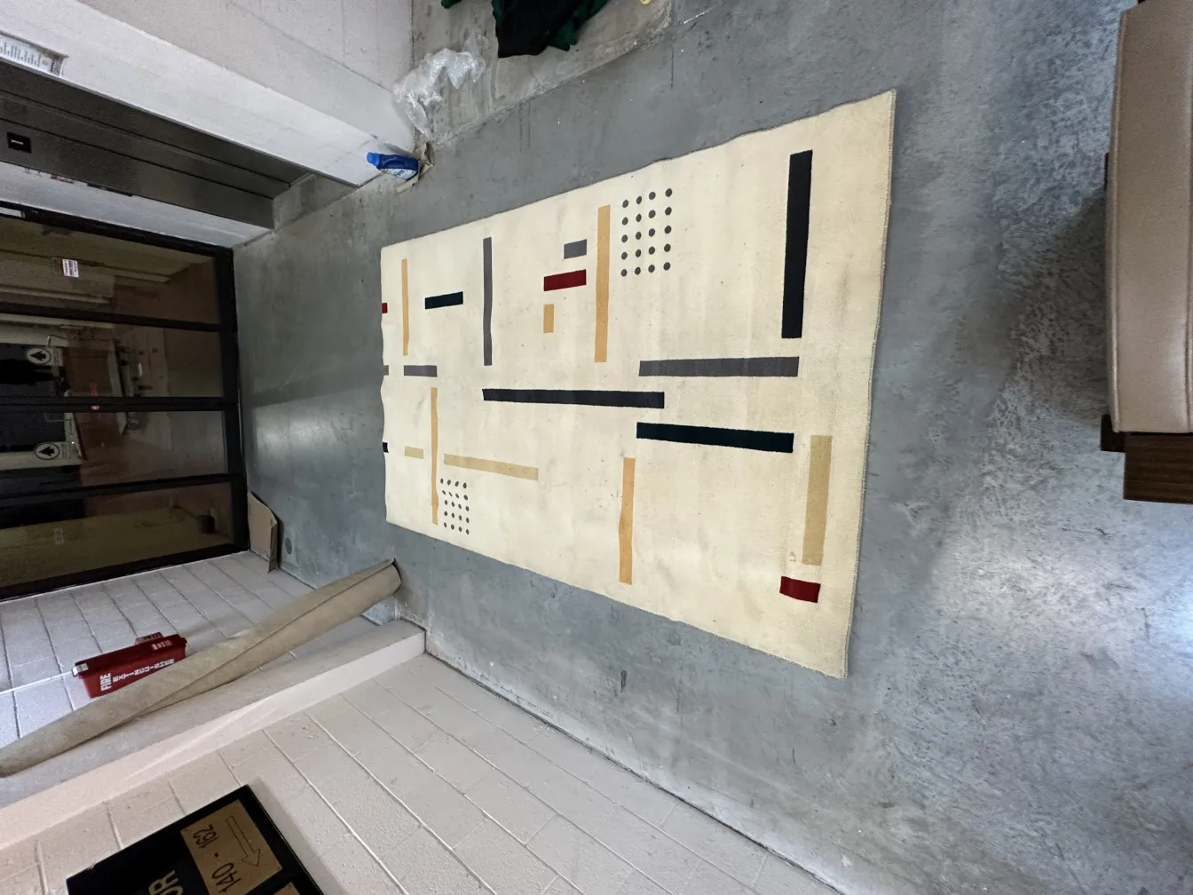 tappeto antico con disegni geometrici in un ambiente contemporaneo