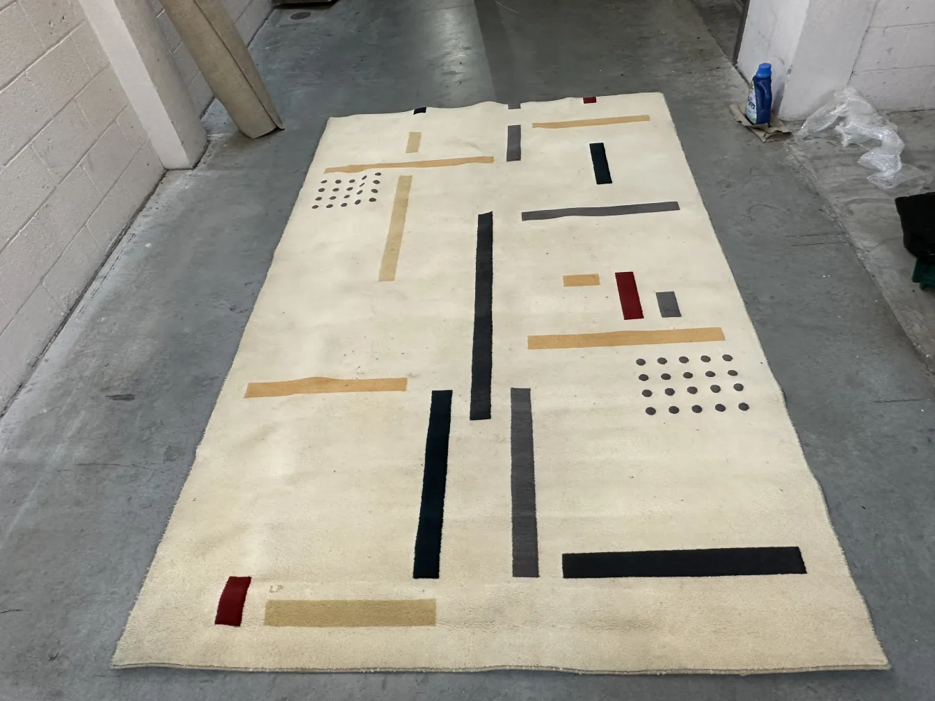 tappeto antico con sfondo chiaro e design colorati