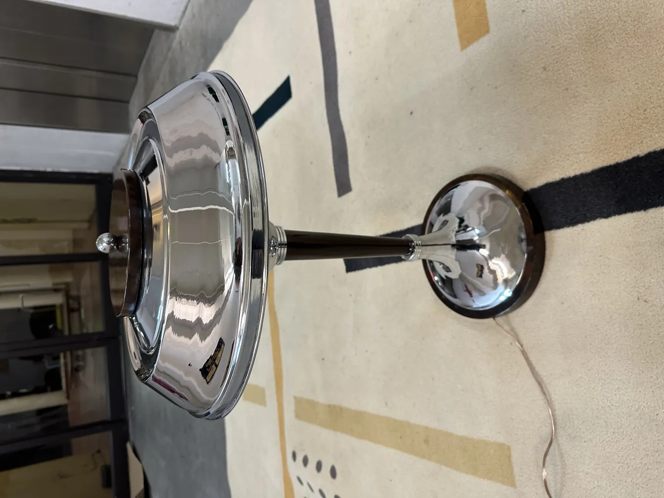 古老的地毯，具有明亮色调的装饰图案