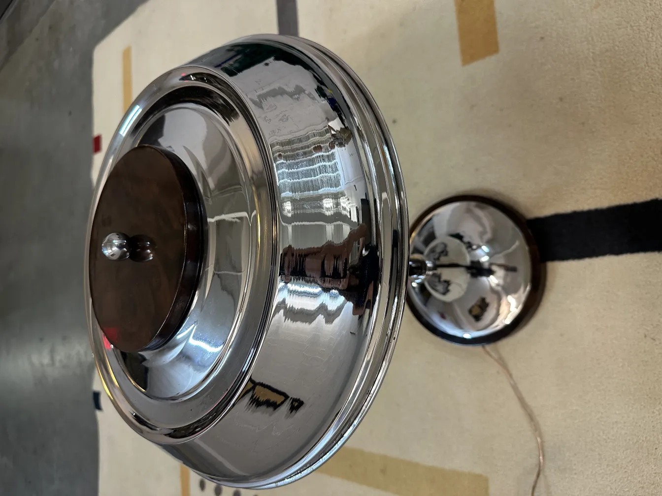 антикварный коврик с декоративным стилем и яркими цветами