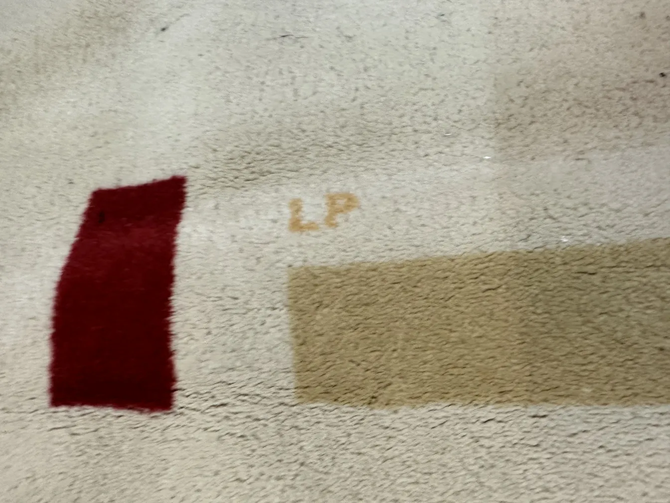 Tappeto antico con colori caldi e motivi morbidi