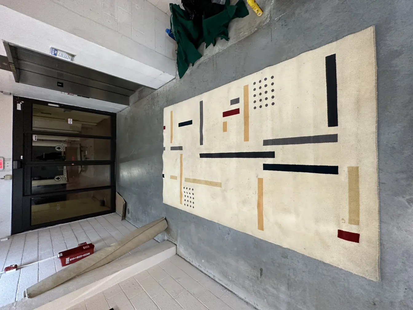 antiker Teppich mit geometrischem Muster in modernem Umfeld