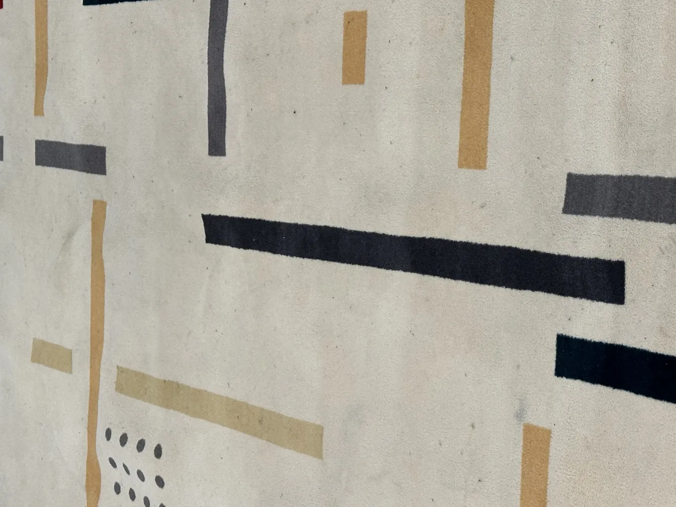 alfombra antigua con patrones geométricos en tonos claros