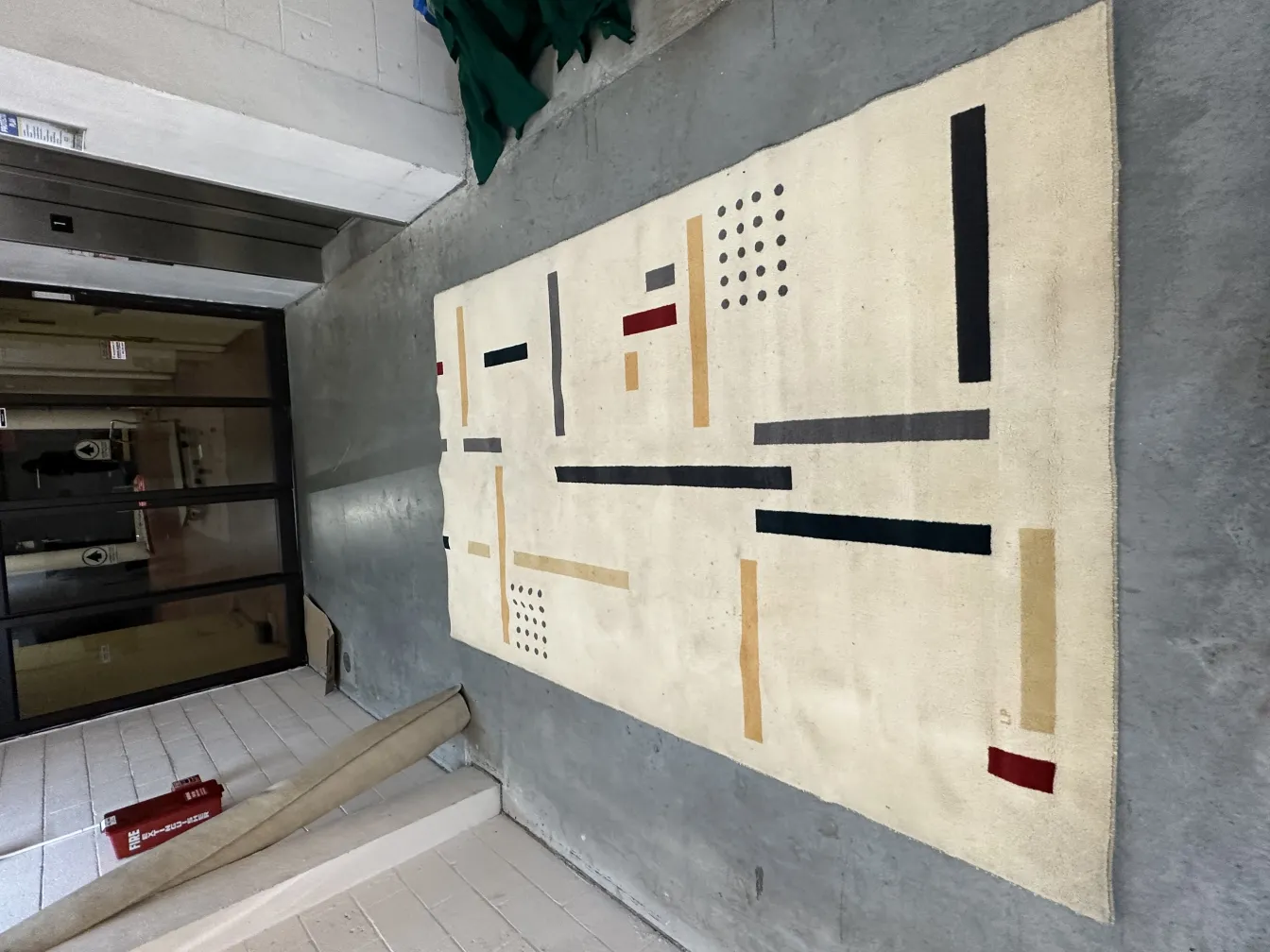 tappeto antico con design geometrico in ambiente moderno