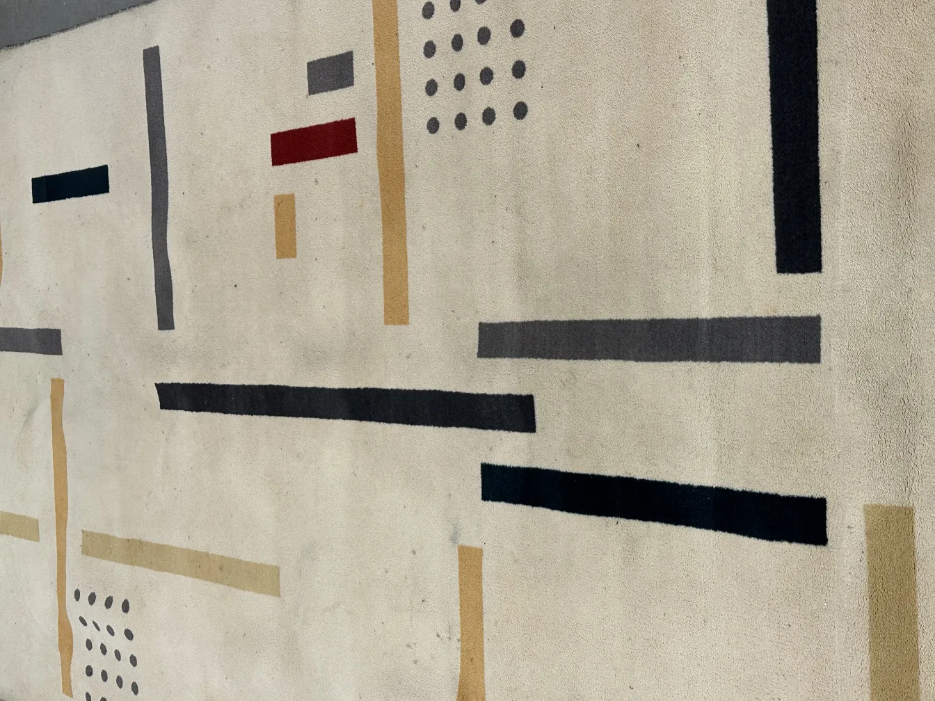 tappeto antico con motivi geometrici e colori variati