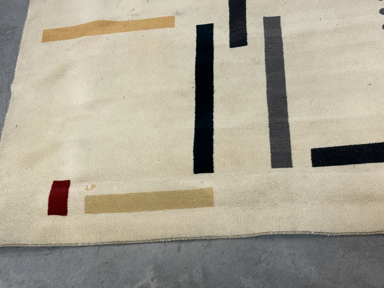 detalles de una alfombra antigua con formas rectangulares en colores suaves