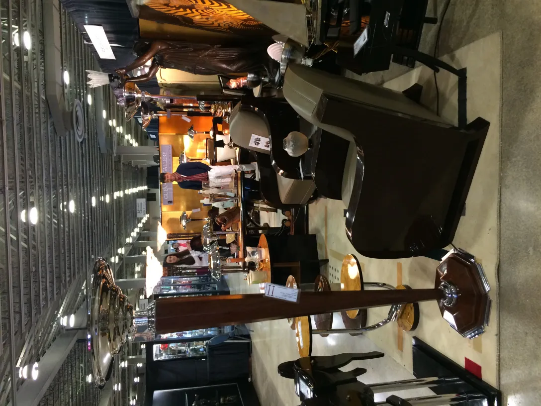 tappeto antico con design decorativo in una fiera