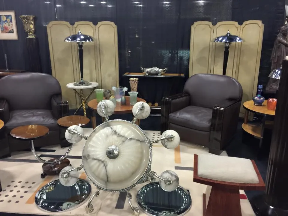 展示室にある装飾的なデザインの古いカーペット